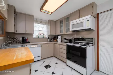 Kitchen - 525 Lowndes Ave, Ormond Beach, FL 32174 photo 2 of 3