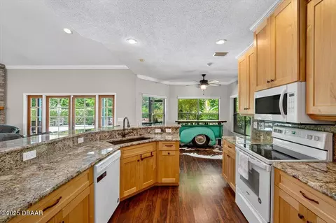 Kitchen - 33 Laurel Ridge Break, Ormond Beach, FL 32174 photo 2 of 3