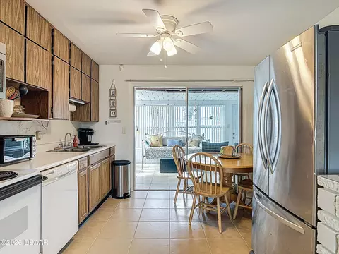 Kitchen - 28 Palm Dr, Ormond Beach, FL 32176 photo 3 of 6