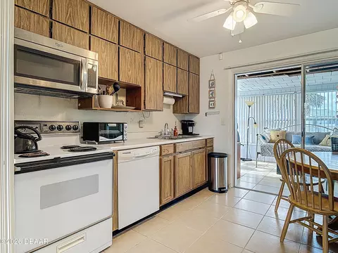 Kitchen - 28 Palm Dr, Ormond Beach, FL 32176 photo 4 of 6
