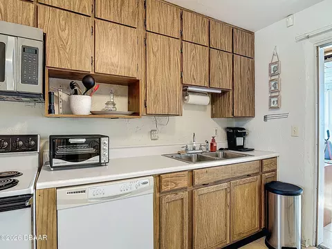 Kitchen - 28 Palm Dr, Ormond Beach, FL 32176 photo 6 of 6