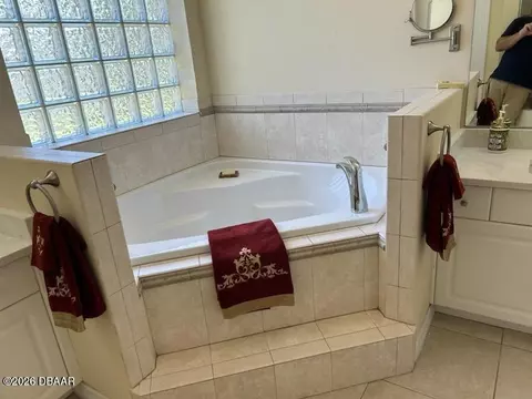Bath - 1424 Kilrush Dr, Ormond Beach, FL 32174 photo 3 of 6