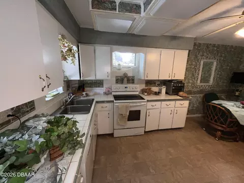 Kitchen - 203 Grove St, Ormond Beach, FL 32174 photo 4 of 5