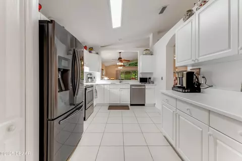 Kitchen - 25 Old Macon Dr, Ormond Beach, FL 32174 photo 2 of 3