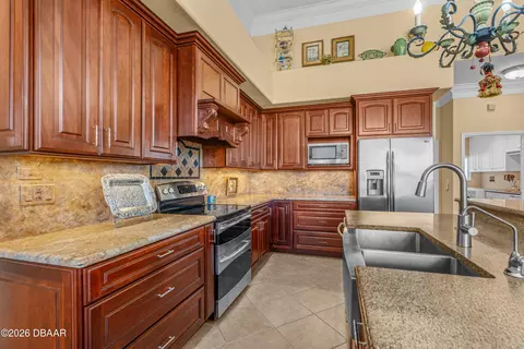 Kitchen - 1106 Oxbridge Ln, Ormond Beach, FL 32174 photo 4 of 5