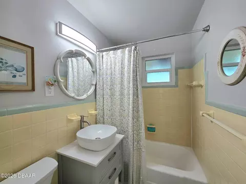 Bath - 49 Seaside Dr, Ormond Beach, FL 32176 photo 2 of 3