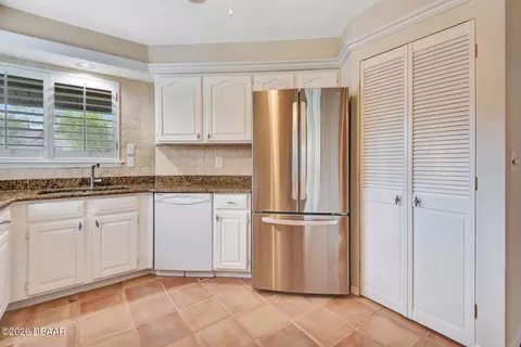 Kitchen - 105 Horseshoe Trl, Ormond Beach, FL 32174 photo 2 of 3