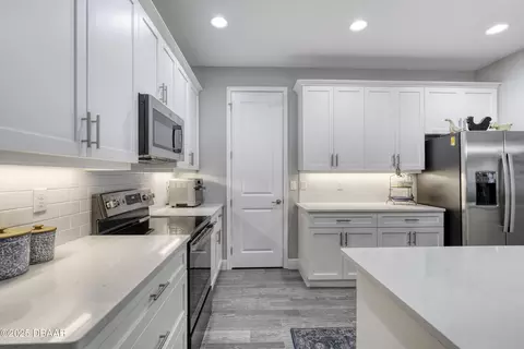 Kitchen - 51 Wrendale Loop, Ormond Beach, FL 32174 photo 5 of 6
