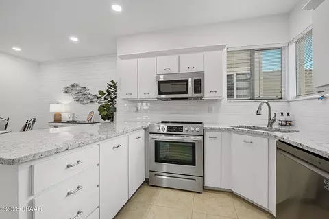 Kitchen - 41 Magnolia Dr S, Ormond Beach, FL 32174 photo 3 of 4