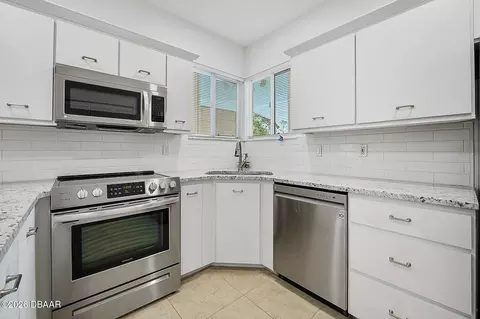 Kitchen - 41 Magnolia Dr S, Ormond Beach, FL 32174 photo 2 of 4