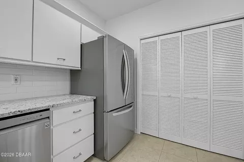Kitchen - 41 Magnolia Dr S, Ormond Beach, FL 32174 photo 4 of 4
