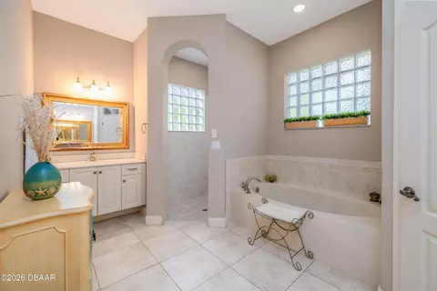 Bath - 1512 Kilrush Dr, Ormond Beach, FL 32174 photo 2 of 5