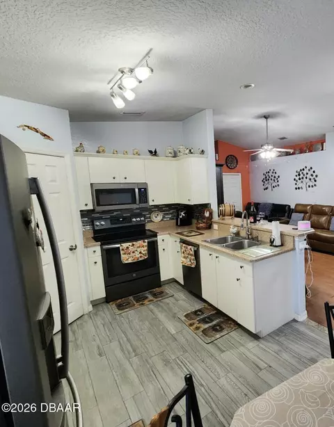 Kitchen - 1976 Myrtle Jo Dr, Ormond Beach, FL 32174 photo 8 of 9