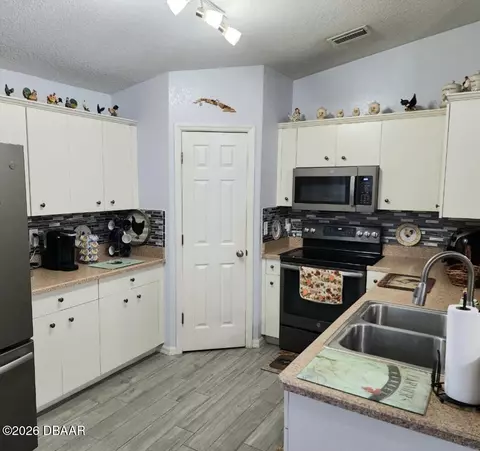 Kitchen - 1976 Myrtle Jo Dr, Ormond Beach, FL 32174 photo 9 of 9
