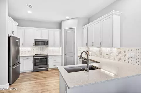 Kitchen - 10 Newhaven Ln, Ormond Beach, FL 32174 photo 2 of 4