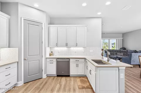Kitchen - 10 Newhaven Ln, Ormond Beach, FL 32174 photo 3 of 4