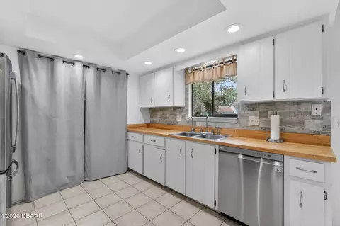 Kitchen - 26 Baymeadow Ct, Ormond Beach, FL 32174 photo 4 of 8