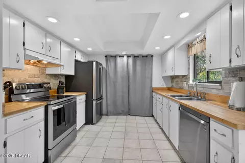 Kitchen - 26 Baymeadow Ct, Ormond Beach, FL 32174 photo 1 of 8