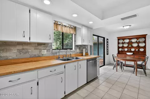 Kitchen - 26 Baymeadow Ct, Ormond Beach, FL 32174 photo 8 of 8
