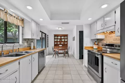 Kitchen - 26 Baymeadow Ct, Ormond Beach, FL 32174 photo 2 of 8
