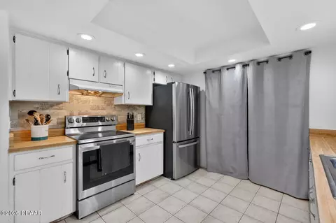 Kitchen - 26 Baymeadow Ct, Ormond Beach, FL 32174 photo 3 of 8