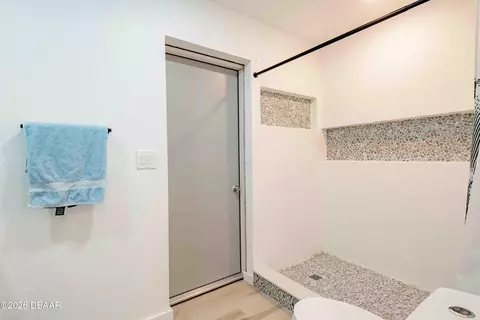 Bath - 500 S Riverside Dr, Edgewater, FL 32132 photo 6 of 7