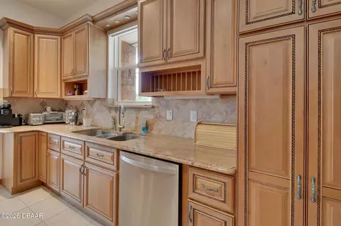 Kitchen - 443 Juniper Ln, Ormond Beach, FL 32174 photo 3 of 7
