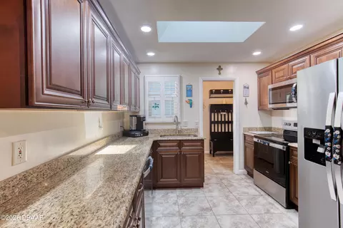 Kitchen - 32 Plaza Dr, Ormond Beach, FL 32176 photo 4 of 5