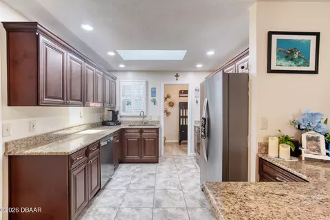 Kitchen - 32 Plaza Dr, Ormond Beach, FL 32176 photo 3 of 5