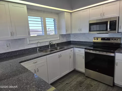 Kitchen - 981 Shockney Dr, Ormond Beach, FL 32174 photo 4 of 7