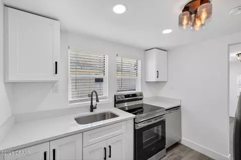 Kitchen - 246 Willow Pl, Ormond Beach, FL 32174 photo 3 of 4