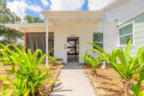 5528 W Bayshore Dr, Port Orange, FL 32127