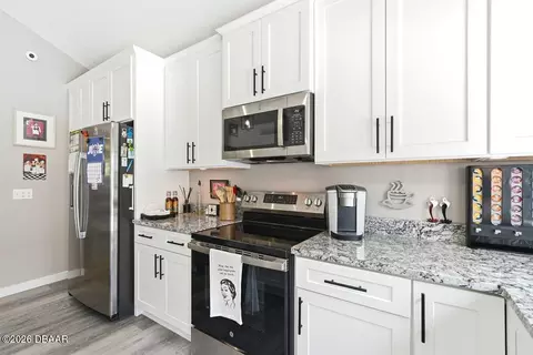 Kitchen - 50 Treetop Cir, Ormond Beach, FL 32174 photo 5 of 6