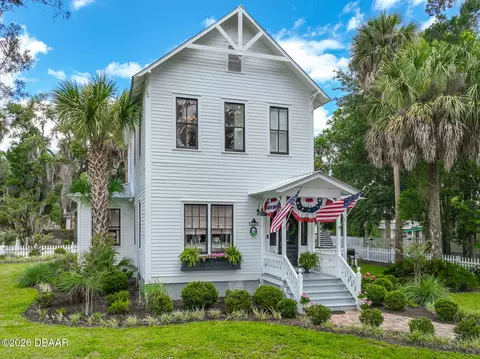 220 S 4th St, Palatka, FL 32177