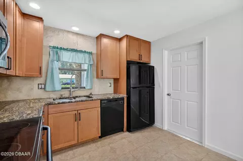 Kitchen - 7 Lakeview Cir, Ormond Beach, FL 32174 photo 2 of 2