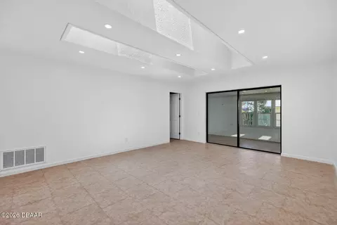 Living - 7 Lakeview Cir, Ormond Beach, FL 32174 photo 1 of 2
