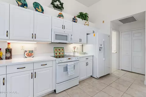 Kitchen - 43 Gale Ln, Ormond Beach, FL 32174 photo 5 of 6