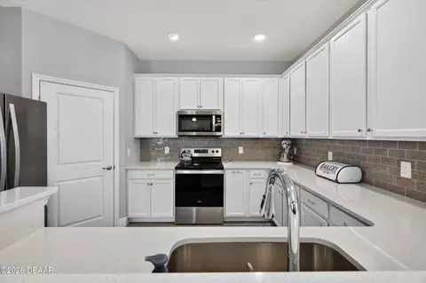 Kitchen - 55 Huntington Pl, Ormond Beach, FL 32174 photo 3 of 4