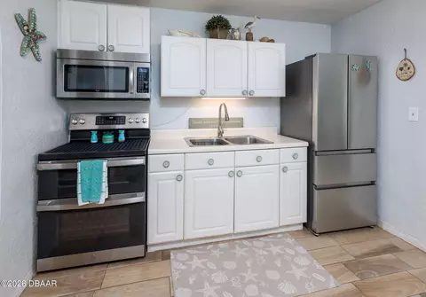 Kitchen - 17 River Shore Dr, Ormond Beach, FL 32176 photo 2 of 3