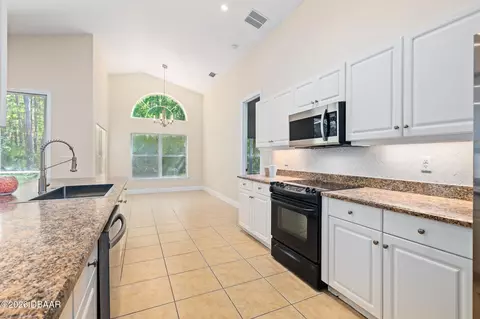 Kitchen - 684 Aldenham Ln, Ormond Beach, FL 32174 photo 4 of 6