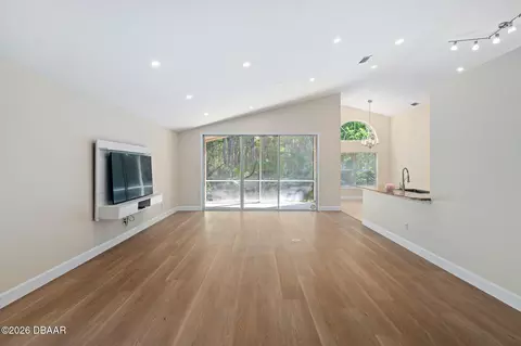 Living - 684 Aldenham Ln, Ormond Beach, FL 32174 photo 3 of 8