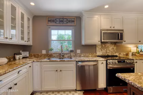 Kitchen - 17 Seafarers Dr, Ormond Beach, FL 32176 photo 4 of 5