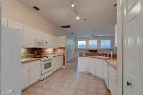 Kitchen - 751 Calle Grande St, Ormond Beach, FL 32174 photo 2 of 2