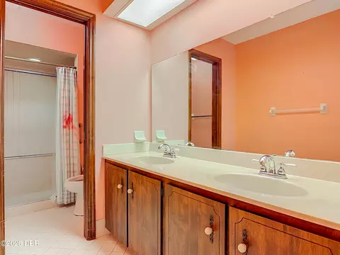 Bath - 1404 Oak Forest Dr, Ormond Beach, FL 32174 photo 3 of 4