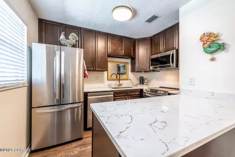 Kitchen - 10 Lynnhurst Dr, Ormond Beach, FL 32176 photo 2 of 2