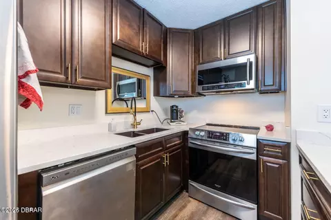Kitchen - 10 Lynnhurst Dr, Ormond Beach, FL 32176 photo 1 of 2