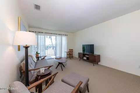 Living - 10 Lynnhurst Dr, Ormond Beach, FL 32176 photo 1 of 2