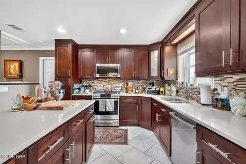 Kitchen - 20 Twin River Dr, Ormond Beach, FL 32174 photo 3 of 4