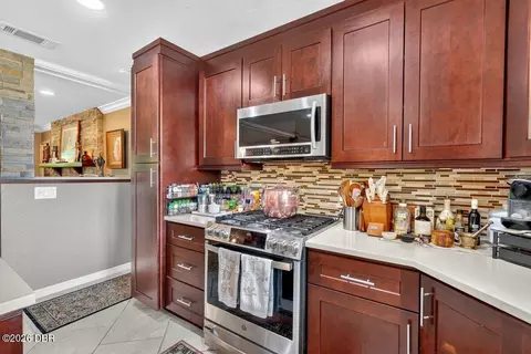 Kitchen - 20 Twin River Dr, Ormond Beach, FL 32174 photo 1 of 4