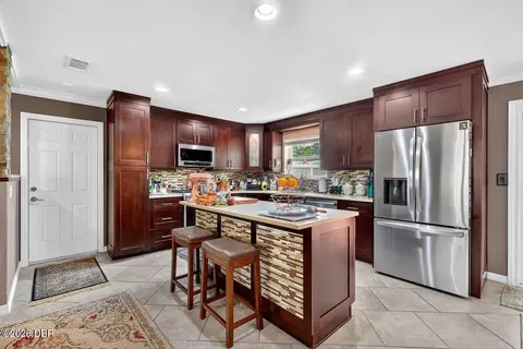 Kitchen - 20 Twin River Dr, Ormond Beach, FL 32174 photo 4 of 4